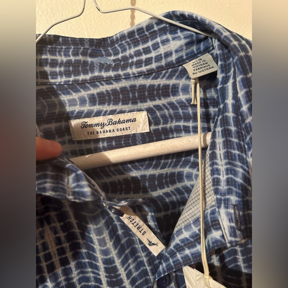 Tommy Bahama Men's Blue and White Shirt - Picture 2 of 3